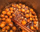 Hình bước làm 2 của món Cơm chay “Nấm rơm kho tộCần Tây xào nấm kim chi