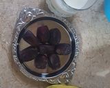 A picture of step 1 of Banana date shake.