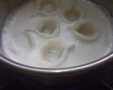 A picture of step 4 of Mawa doodh farra diye With kesariya rabdi.