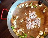 Foto del paso 7 de la receta Paella de rape, puntilla y ajos tiernos