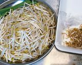 A picture of step 1 of Stir-Fried Taro Cake with Bean Sprouts.