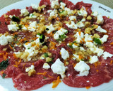 Foto del paso 7 de la receta: Carpaccio de ternera con queso de cabra y aliño de naranja y miel