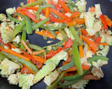 Foto del paso 6 de la receta: Wok de verduras, gambas y espaguetis