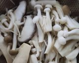 Gambar langkah 6 resipi Cendawan Campur Tumis Sos Tiram.