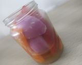 Foto del paso 1 de la receta: Encurtido de cebolla morada, pimiento y ají amarillo