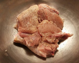 Foto del paso 1 de la receta: Pollo en salsa con patatas guisadas