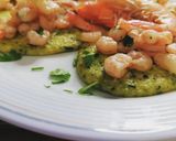 Foto del passaggio 2 della ricetta Dischi di mare guarniti con gamberetti e scampi