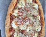 Foto del paso 10 de la receta Pizza boloñesa con bordes de queso y masa casera
