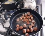 Foto del paso 2 de la receta: Albóndiguitas con puré