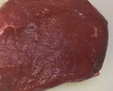 Foto del paso 1 de la receta: Tataki de ternera con puré de batata y aliño de tomate seco y albahaca
