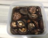 A picture of step 2 of Braised Shiitake Mushrooms In Oyster Sauce.