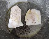 Foto del paso 4 de la receta: Merluza a la plancha con verduritas a la mantequilla en salsa marinera