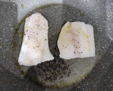Foto del paso 4 de la receta: Merluza a la plancha con verduritas a la mantequilla en salsa marinera