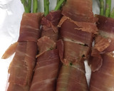Foto del paso 2 de la receta: Espárragos asados con jamón y pavo + salsa de mostaza y albahaca