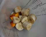 Foto del paso 1 de la receta: Licuado de banana y durazno