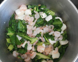 Foto del paso 2 de la receta: Arroz meloso con acelgas, calamar y gambitas