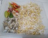 Foto langkah ke 1 dari resep Taoge Ikan Asin ala Sumarmi Kingking.