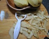 عکس مرحله 2 از دستور چطور چیپس پوست سیب زمینی درست کنیم