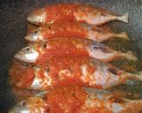 Foto langkah ke 5 dari resep Kembung panggang teflon bumbu sambel tomat.
