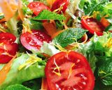 Hình bước làm 2 của món 🌱 Salad Hoa Cỏ (Cúc Tần & Bồ Công Anh)