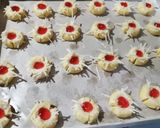 Foto langkah ke 3 dari resep Thumbprint Selai Strawberry.