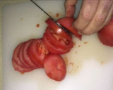 Foto del paso 4 de la receta: Huevos (duros) con tomate (pera) gratinados. ¡Pedazo cena!