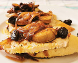 Foto del paso 4 de la receta: Pincho de lomo con Foie y salsa de pasas y cebolla al Oporto