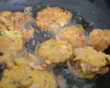 A picture of step 4 of Schezwan onion fritters.