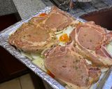Foto del paso 2 de la receta: Chuletas de cerdo con puré