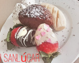 Foto del paso 5 de la receta: Postre de San Valentín bizcochito de chocolate con fruta y nata