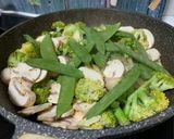 Foto del paso 2 de la receta: Salteado verde estilo asiático🌱🍜