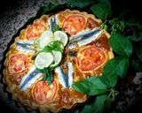 A picture of step 5 of Sardine quiche, sliced ​​tomatoes.