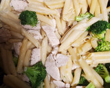 Foto del paso 4 de la receta: Pasta penne con pollo, brócoli y salsa Alfredo