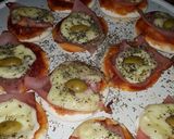 Foto del paso 7 de la receta: Pizzetas de jamón queso. queso azul y salame. Grace