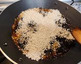 Foto del paso 4 de la receta Arroz negro de calamares en su tinta (conserva)