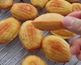 Foto langkah ke 5 dari resep Vanilla Madeleines.