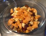 Une image de l'étape 4 de Salade de fruits du jardin au melon et raisins.