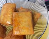 Foto langkah ke 6 dari resep Martabak Mini Sosis Telur.