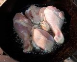 Foto del paso 4 de la receta Pollo en salsa confitada de cebolla roja y pimiento asado