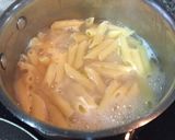 Foto del paso 3 de la receta: Filetes de Dorado con Penne Rigate, Morrones y Aceitunas