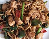 Foto langkah ke 6 dari resep Mie Goreng Ayam lada Hitam.