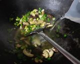Foto langkah ke 4 dari resep Bakmi Goreng Kangkung.