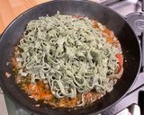 Une image de l'étape 12 de Tagliatelles vertes aux anchois, ail, tomates et persil.