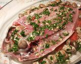 Foto del paso 10 de la receta Jurel de sangre al horno, con jugos de almejas y tomates