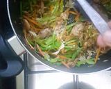 A picture of step 6 of Chicken and veg hakka noodles-Indochinese.