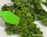 A picture of step 3 of Crispy Kale Chips.