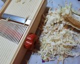 Foto del paso 2 de la receta: Ensalada coleslaw - cortada en mandolina (sin crema)