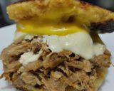 Foto del paso 6 de la receta: Sandwich🥯de pollo🍗bbq, queso🧀y miel mostaza🍯🥪🥯