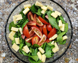 Foto del paso 2 de la receta: 🌱🥗 Ensalada de espinaca, tomate cherry, queso y nuez 🥗🌱