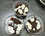 A picture of step 2 of Instant choco-vanilla pudding.